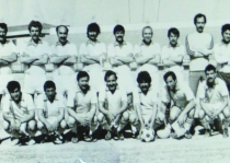 Uşak Lisesi Futbol takımı oturanlardan soldan üçüncü Mehmet Şeker 1963